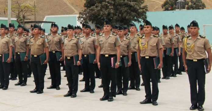 Estudiantes de la PNP denuncian que no reciben uniformes