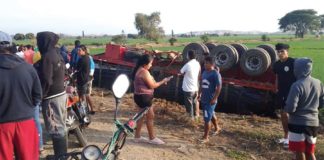 Cuatro muertos deja volcadura de tráiler en carretera de Sullana