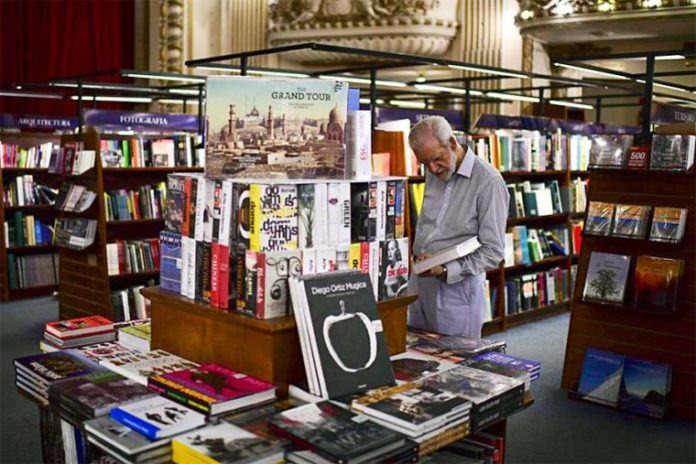 Ejecutivo plantea exoneraciones tributarias y una biblioteca emblemática por región