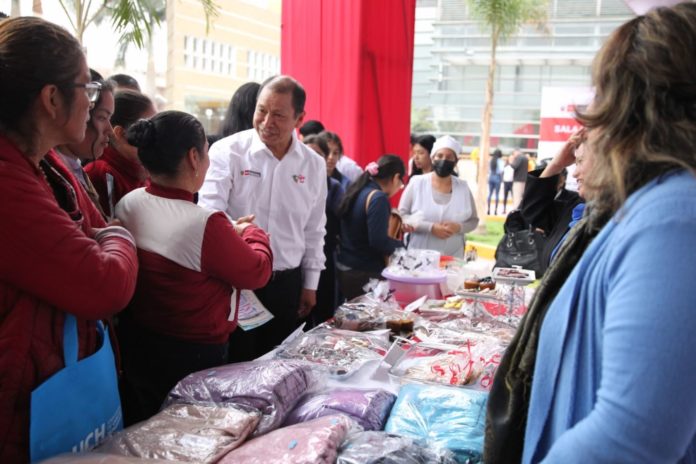 Ministro asegura que aumento de sueldo mínimo debe ser por consenso con los trabajadores