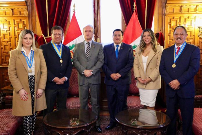 Parlamentario se reunieron con el Colegio de Periodistas