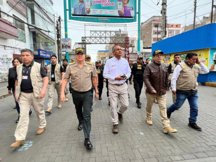 Policía recupera espacios públicos en emporio de Gamarra
