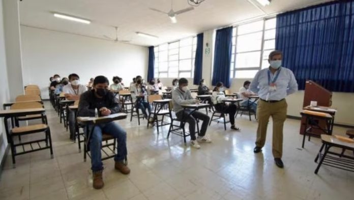 Docentes universitarios se van a huelga por tiempo indefinido