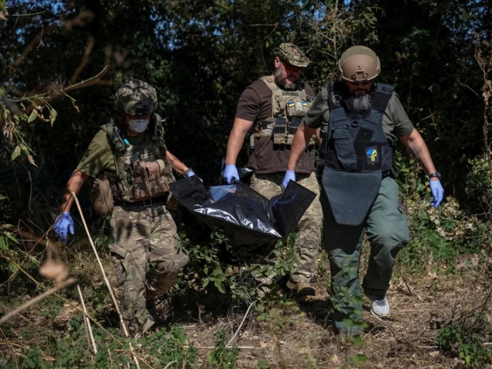 Ucrania recoge cadáveres de soldados rusos abandonados en la “carretera de la muerte”