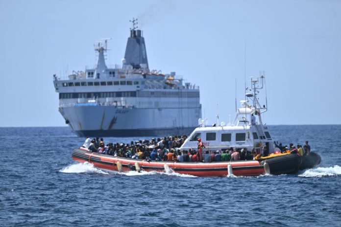 UE elabora plan de emergencia para ayudar a Italia con migrantes