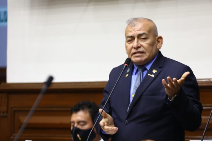 José Arriola aseguró a dos mujeres como cónyugues en Susalud