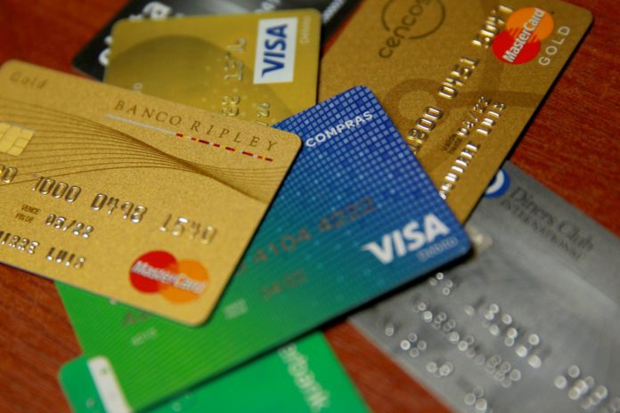Consejos para usar tarjeta de crédito en época de descuentos sin endeudarse