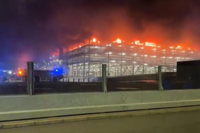 Londres: Autoridades reportan gran incendio en aeropuerto
