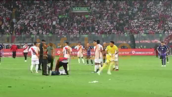 Perú podría recibir sanción por la invasión de hinchas en el campo de juego