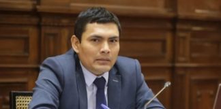 Gonza justifica millonarios viajes Américo Gonza