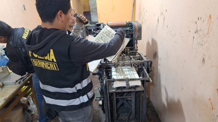 Incautan dos millones de dólares falsos