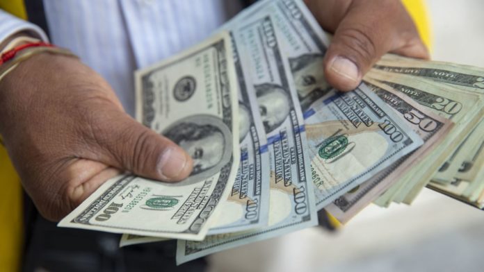 Dólar alcanzaría los S/4,00