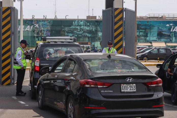Taxistas vuelven al Jorge Chávez