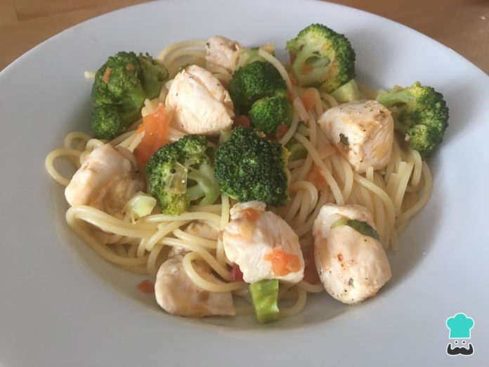 espaguetis con pollo y brócoli