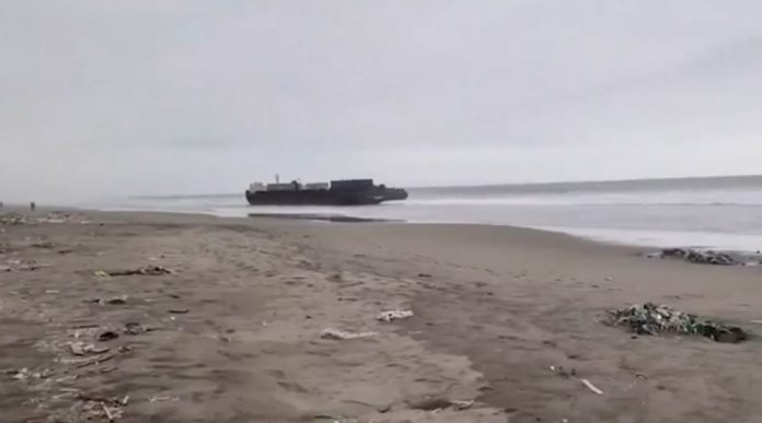 Rescatan a dos personas atrapadas al interior de un buque Rescatan a dos personas atrapadas al interior de un buque