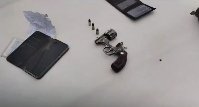 SMP: detienen a falso taxista que poseía revólver