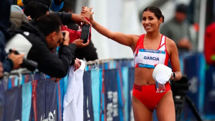 Kimberly García dedica triunfo a peruanos que fueron a apoyarla