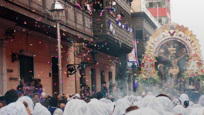 Señor de los Milagros vuelve a las Nazarenas en tercera procesión