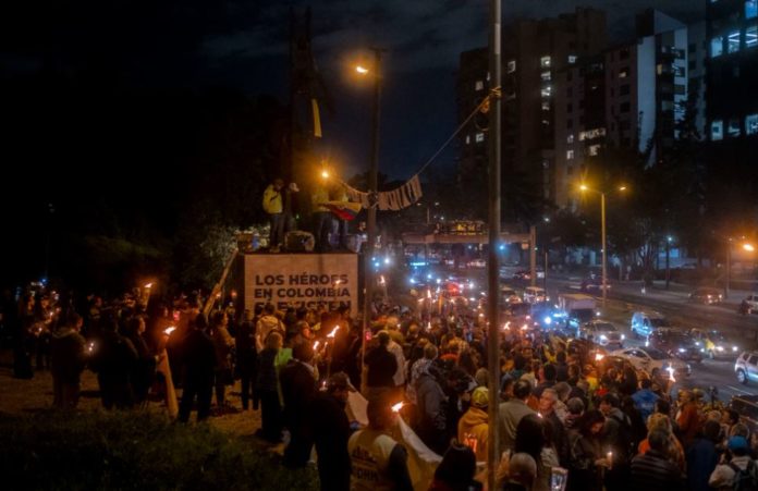 Colombia: la oposición se congrega en un monumento militar