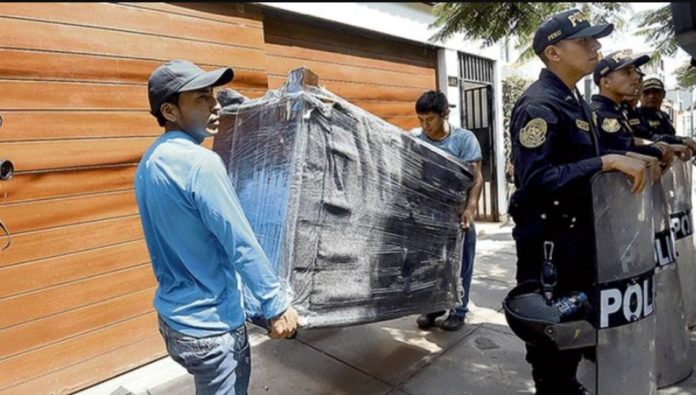 ¿Cómo puedo desalojar a un inquilino moroso de mi casa?