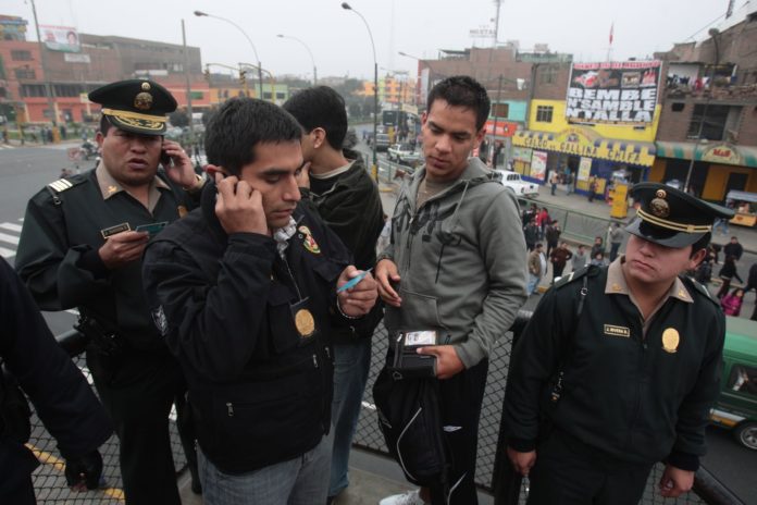 ¿Qué hacer si un policía te pide DNI en la calle