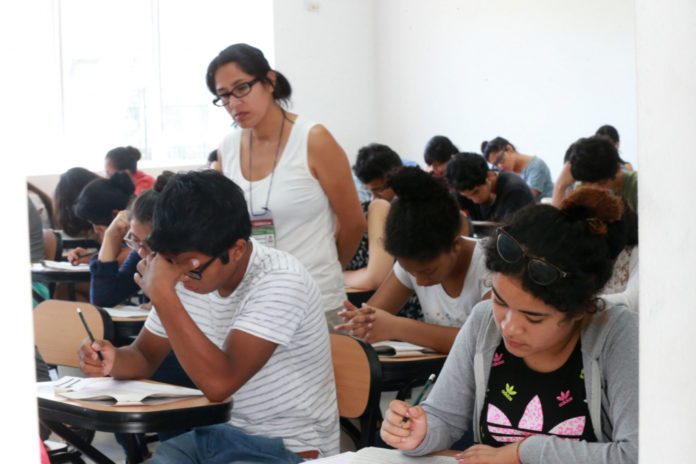 Aprueban aumento de sueldo a docentes universitarios
