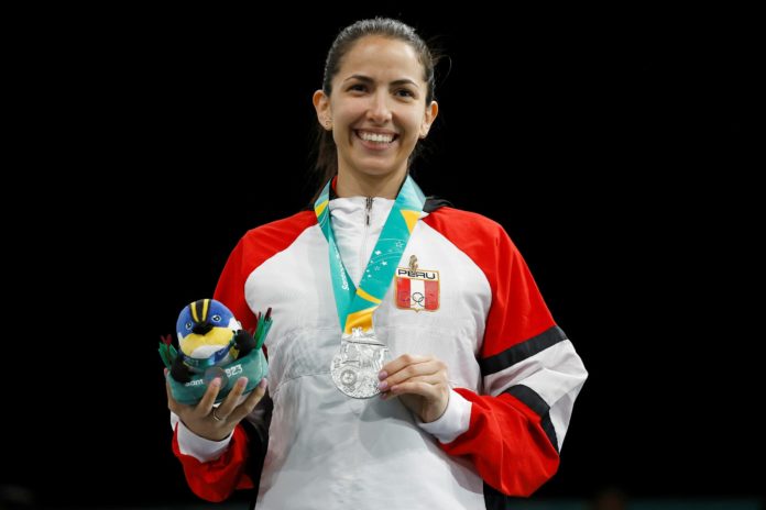 María Luisa Doig obtiene medalla de plata en esgrima María Luisa Doig obtiene medalla de plata en esgrima