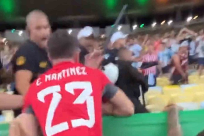 Brasil vs Argentina: Dibu Martínez se enfrenta a la policía en la tribuna