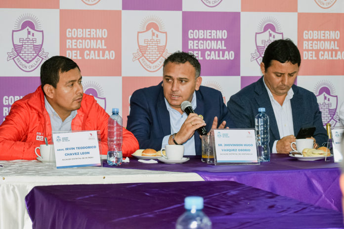 Vecinos de Ventanilla decepcionados con su gestión piden que vuelva Pedro Spadaro Al parece que la inexperiencia del alcalde de Ventanilla Jhovinson Vásquez le está pasando la factura a los vecinos de ese distrito por las constantes contradicciones, y contramarchas que se vienen cometiendo en la actual gestión, la cual día a día sigue perdiendo el rumbo, mientras la delincuencia, la informalidad y la suciedad en las calles campean a sus anchas sin parar. El caso más notorio, por que es sobre el tema que más preocupación causa entre la angustiada población, es justamente el relacionado a la seguridad ciudadana. Los vecinos han denunciado que el crimen avanza y se apodera de Ventanilla ante la inacción del alcalde Jhovinson Vásquez, por lo que sus índices de rechazo se han ido incrementando. La ciudadanía reclama mayores medidas para enfrentar la delincuencia, tanto a nivel de Serenazgo como uso de cámaras de vigilancia. Portales digitales señalaron sobre su gestión: “Ventanilla en emergencia? ¡crece la inseguridad ciudadana! Uno de los distritos más grandes del Callao atraviesa por su peor momento. Ventanilla hoy es considerado uno de los distritos más inseguros.  Estos últimos 6 meses han sido una pesadilla para este distrito. Al parecer al actual alcalde Jhovinson Vásquez no solo tendría problemas al no velar por la salud de sus vecinos, sino también la seguridad ciudadana se le escapó de las manos. Pese a que declaró a Ventanilla en emergencia, 