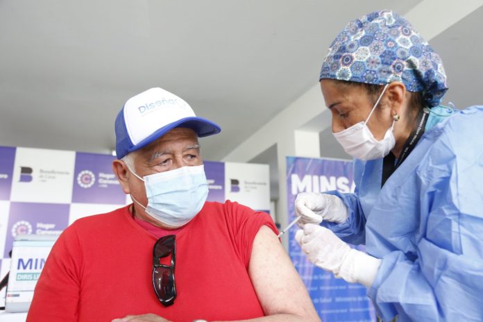1 millón de adultos mayores de 60 años tienen la vacuna bivalente
