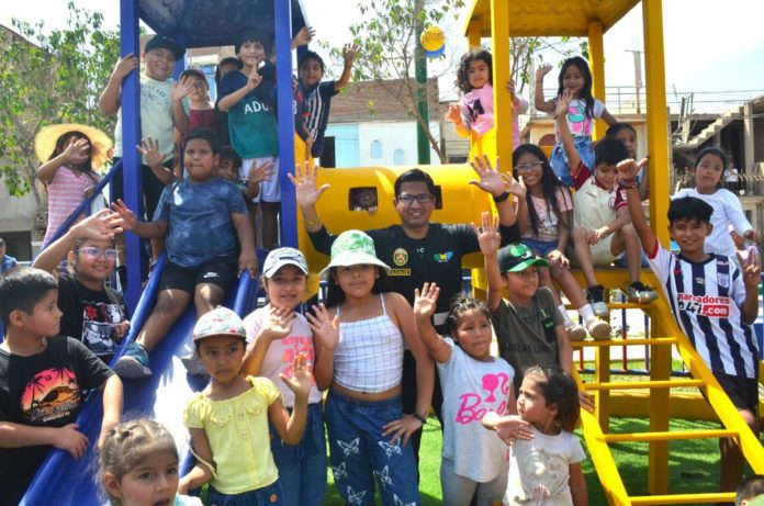 Entregan modernos parques en Urbanización El Naranjal