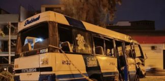 Volcadura de cúster deja un muerto y 20 heridos