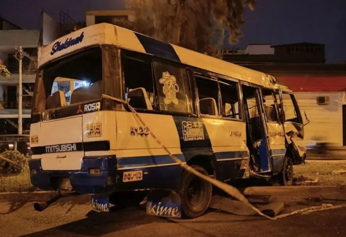 Volcadura de cúster deja un muerto y 20 heridos