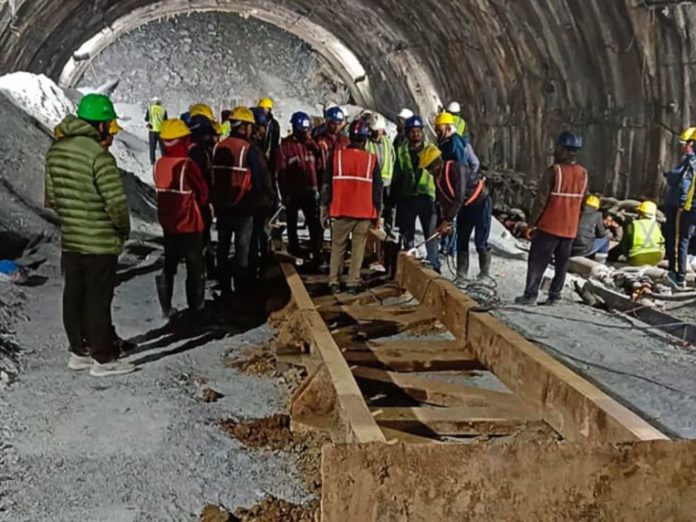 India: Cuarenta obreros llevan una semana atrapados en un túnel