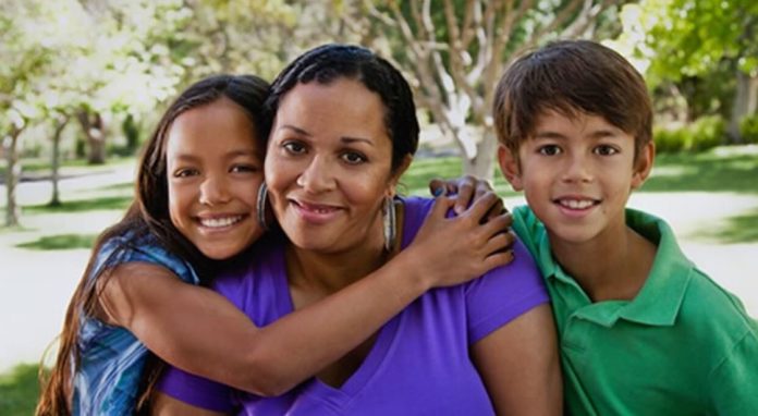 Presentan proyecto de ley para que madres solteras reciban bono
