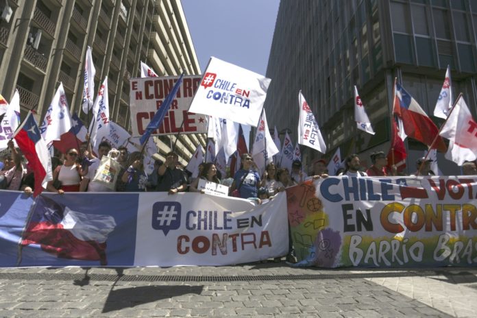 001021377W Chile rechaza una nueva Constitución y deja vigente la establecida