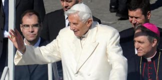 Fieles celebran misa a un año de la muerte de Benedicto XVI