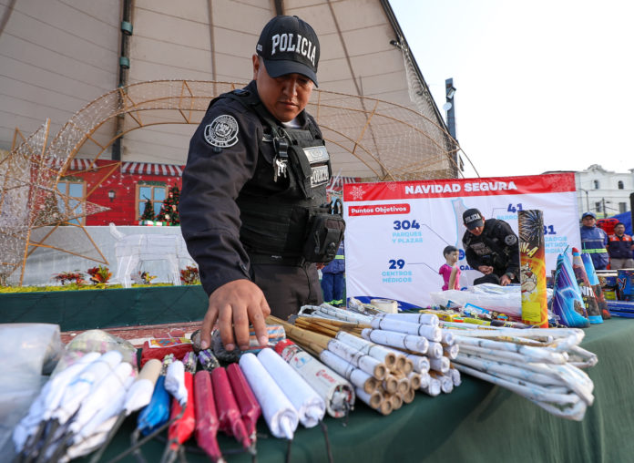 Cerca de 3500 policías vigilaran las calles en época navideña  Todo el Callao contará con 3500 policías de las comisarías del primer puerto, del escuadrón de emergencia, del grupo terna y de la unidad de servicios especiales y más de 500 agentes municipales (serenos, tránsito, comercialización y fiscalización), los cuales vigilarán los puntos más críticos y zonas de comercio. 