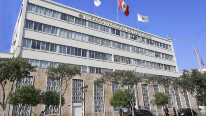 En un año, trece partidos políticos se inscribieron en el JNE.