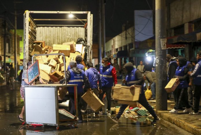 Desalojan a 450 ambulantes luego de 15 años en el Callao