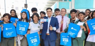 Entregan becas a estudiantes de Ate