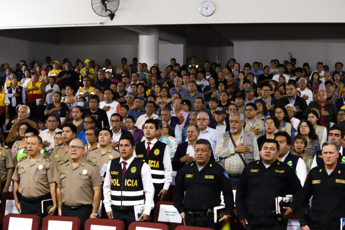 Municipalidad realizara semiranio de “Gestión, fortalezas y técnicas para mejorar la seguridad ciudadana” Con participación de las Juntas de Seguridad Ciudadana de Lima y vecinos de Santa Anita se realizó con éxito el jueves 30 el Seminario denominado “Gestión, fortalezas y técnicas para mejorar la seguridad ciudadana” en el Teatro auditorio municipal con ponencia de generales en actividad y expertos en seguridad ciudadana. Dicho Seminario realizado por la Municipalidad de Santa Anita que dirige el Alcalde Olimpio Alegría Calderón, disertaron los generales José Zanabria Angulo, actual Director Nacional de orden y seguridad ciudadana, el coronel Manuel Vidarte Pérrigo Jefe de la Unidad de Emergencias Región Lima, y el Asesor del Ministro del Interior, Gral Aldo Muñoz Ygal, entre otros especialistas en seguridad ciudadana. Dicho taller ha permitido conocer herramientas para afianzar   las coordinaciones de los municipios con el Ministerio del Interior   y sus diversas direcciones y las juntas vecinales de seguridad ciudadana; lo cual permita tener lineamientos para combatir la inseguridad ciudadana afectada por el sicariato y el crimen organizado.