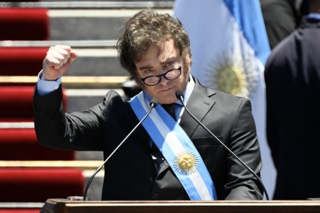 Javier Milei dando su discurso en la explanada del congreso