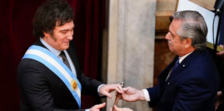 Javier Milei recibe el bastón de mando de Alberto Fernández