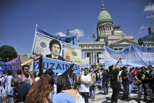 La referencia a la dolarizaci&oacute;n que suele verse en las movilizaciones libertarias