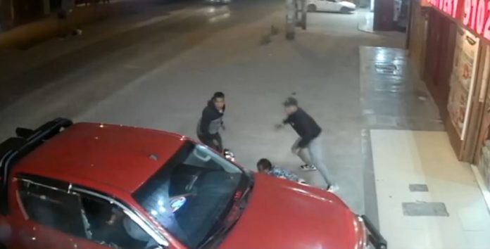 Le meten cuatro balazos para robarle camioneta