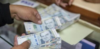 Profesor recibe S/5 mil por error pero los devuelve al banco