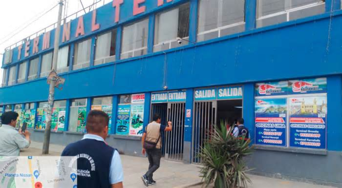 Los Olivos clausuran terminal terrestre en avenida Alfredo Mendiola