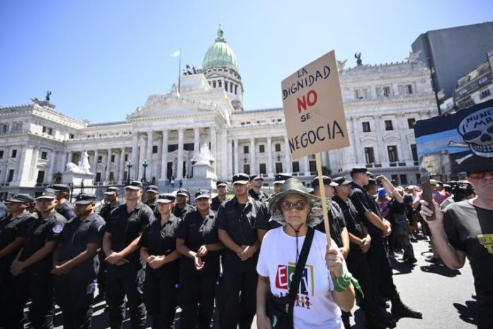 Reformas económicas de Milei enfrentan obstáculos en Congreso