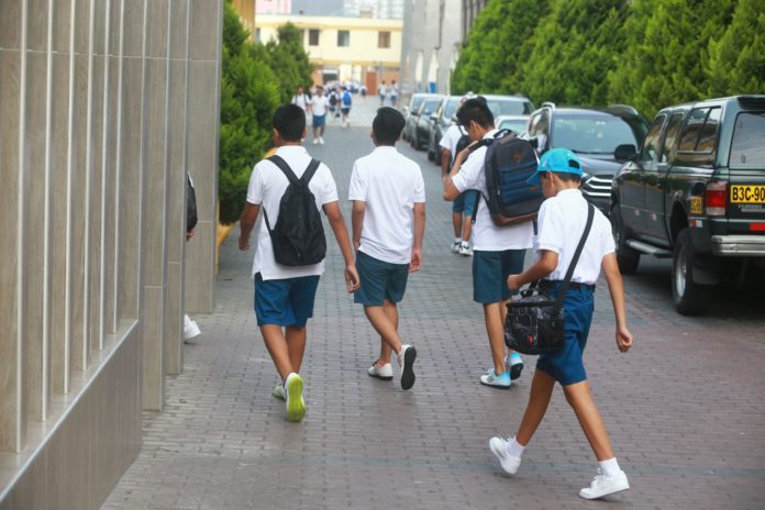 Cosas que no pueden exigir los colegios particulares a estudiantes y padres
